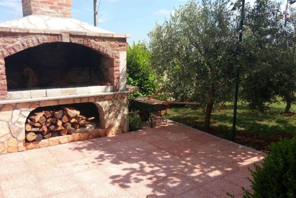 Comfortable Apartment Near Pula Marcana Exterior photo